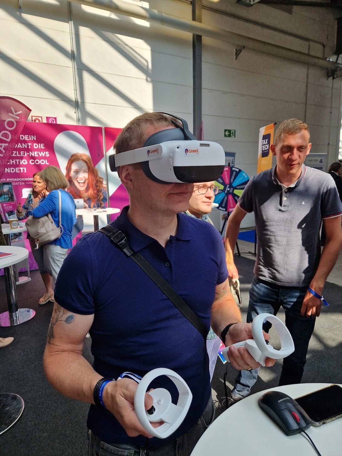 Mann mit VR Brille an einem Messestand