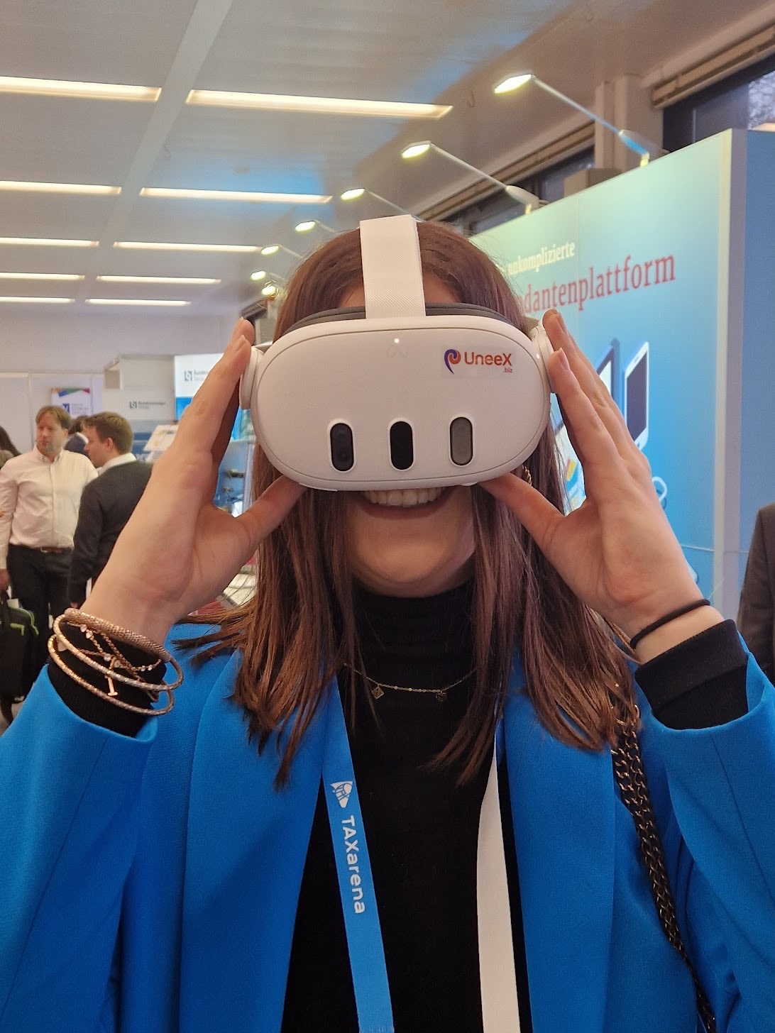 Mädchen mit Meta-Quest VR Brille